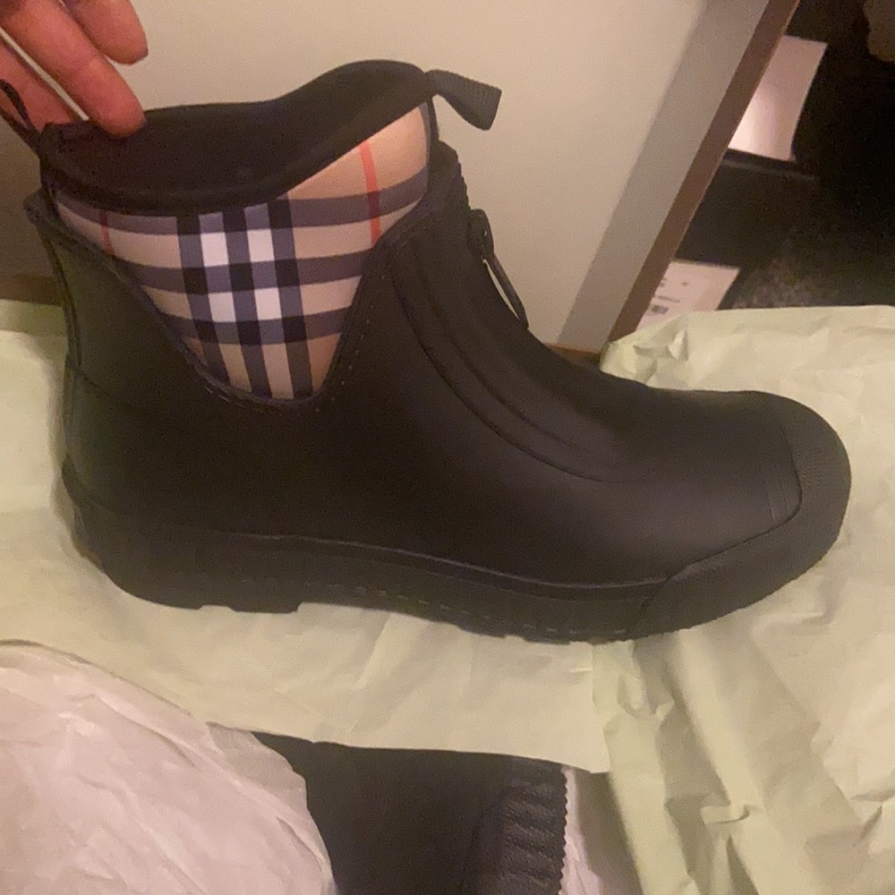 Burberry women rainboots WORN ONCE - Picture 3 of 5